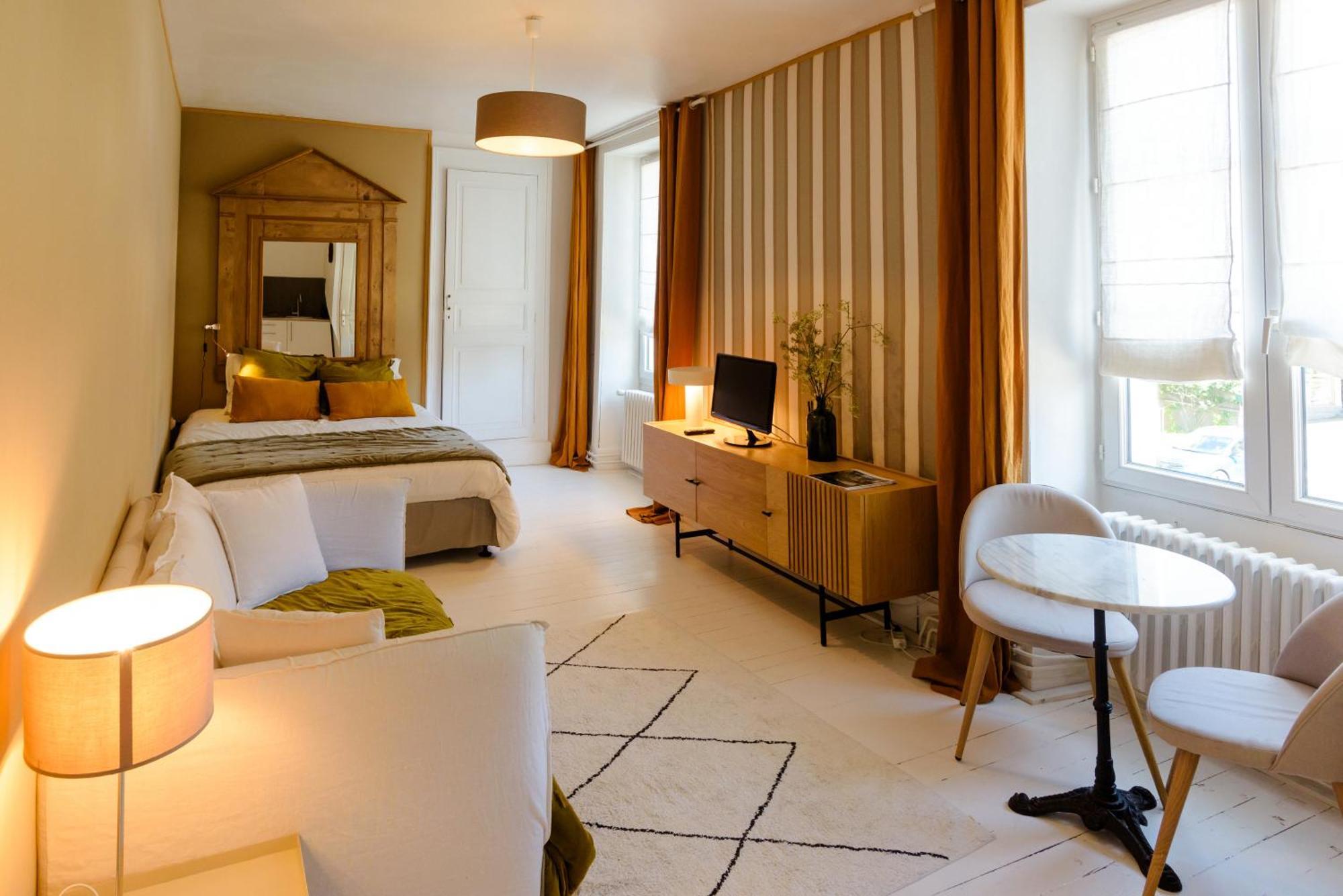 Aux Couleurs De Neuvy Hotel Luaran gambar