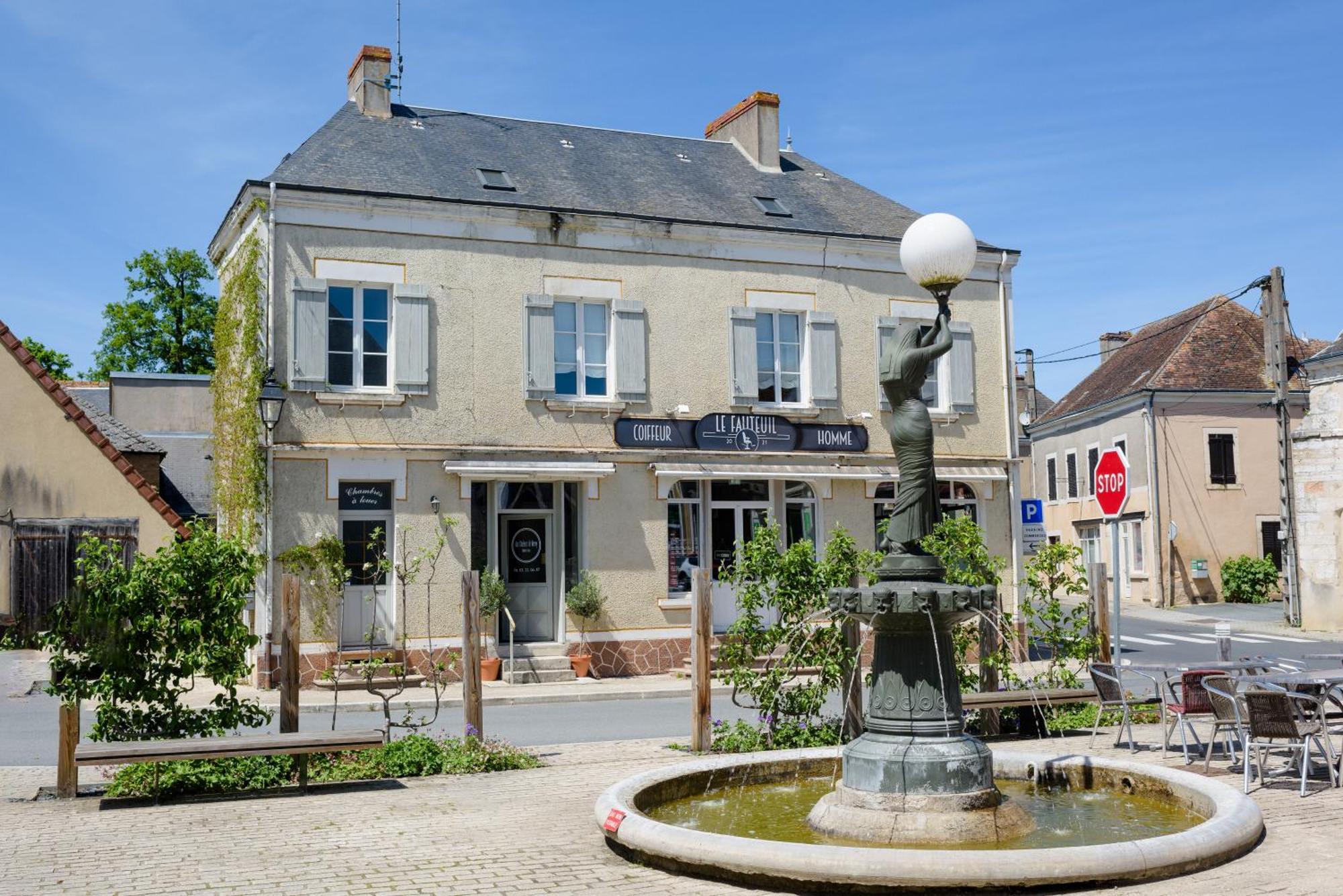 Aux Couleurs De Neuvy Hotel Luaran gambar