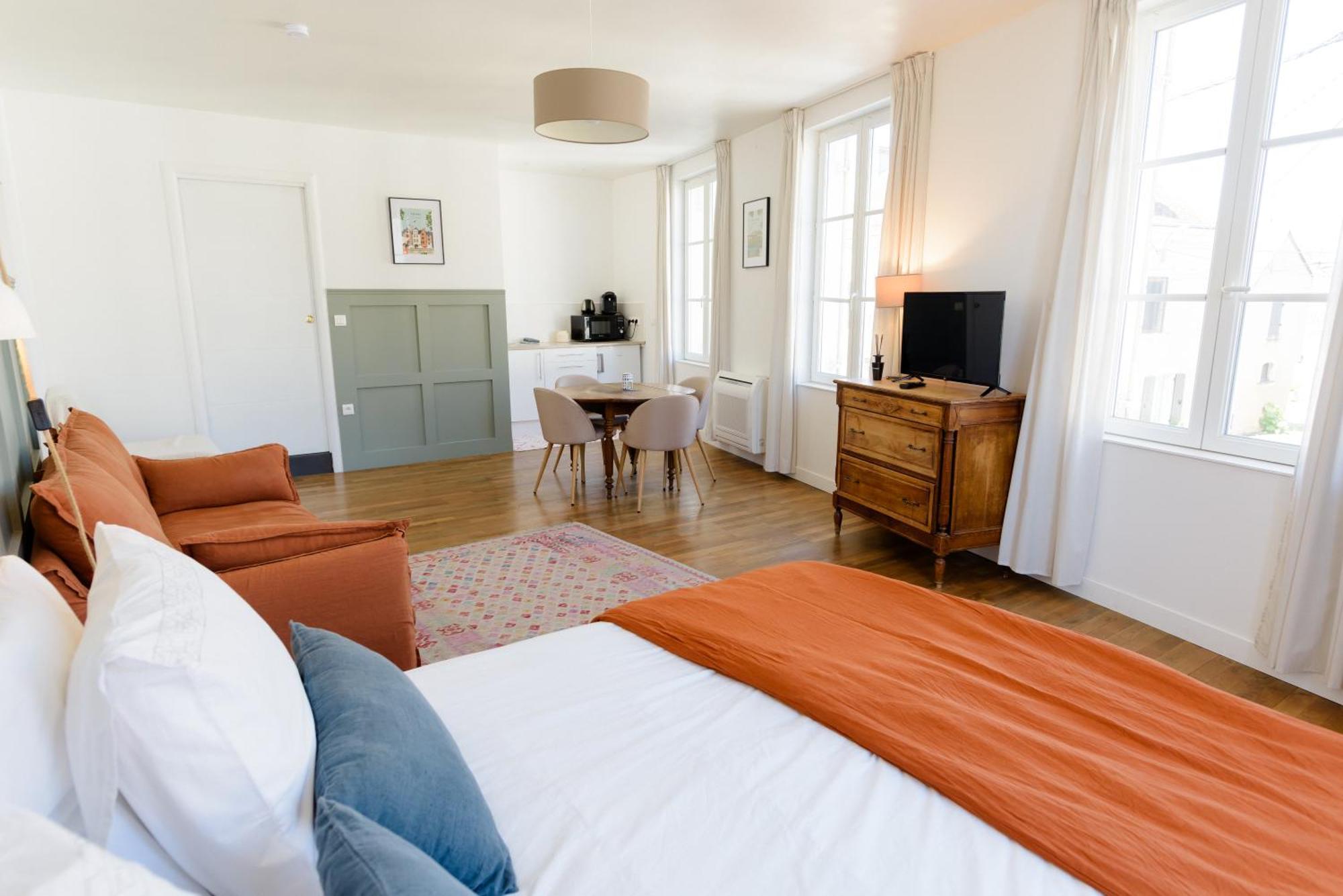 Aux Couleurs De Neuvy Hotel Luaran gambar