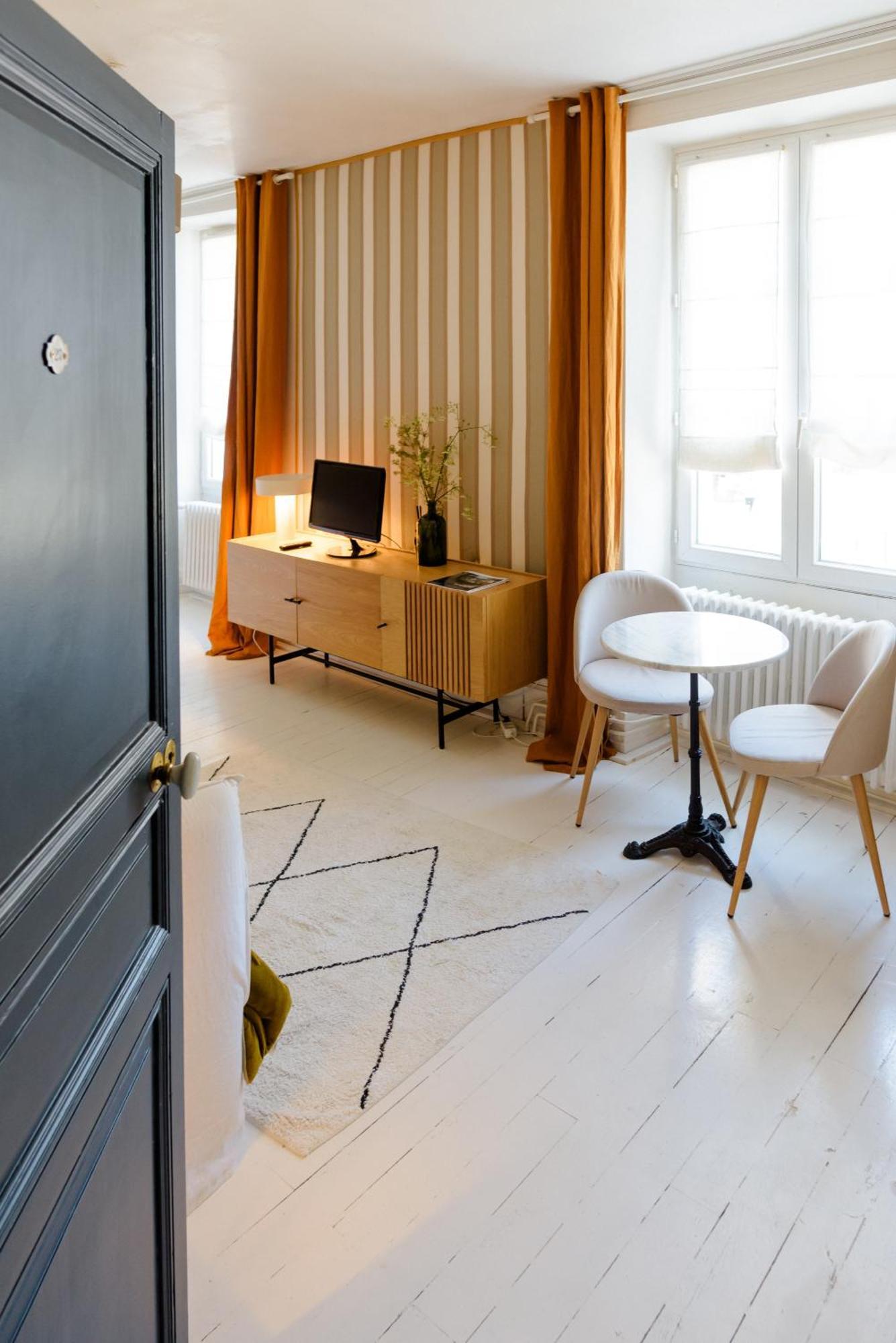 Aux Couleurs De Neuvy Hotel Luaran gambar